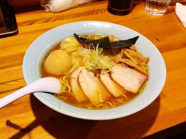 「チャーシューワンタン麺（魚介系 ＋味付け玉子）」@中華そば おかめの写真