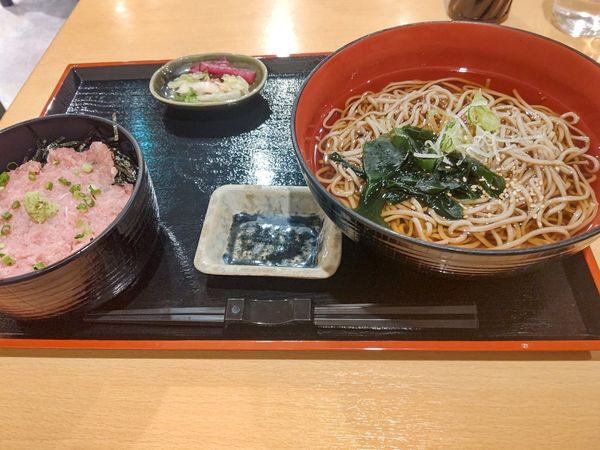 「かけそばとミニねぎとろ丼セット980円」@田舎料理しおんの写真