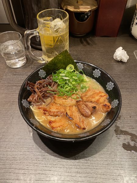 「照り焼きチャーシュー麺1100円、少しハイボール」@とんこつらーめん俺式 純 東京ラーメンストリート店の写真