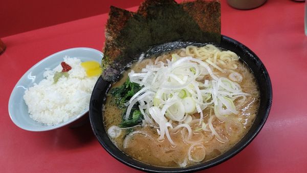 「チャーシューメン＋ネギ＋ライス」@ラーメン杉田家の写真