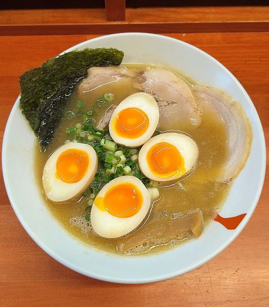 「和風とんこつらーめん 700円＋味玉ダブル」@らーめん・油そば 笑びすの写真