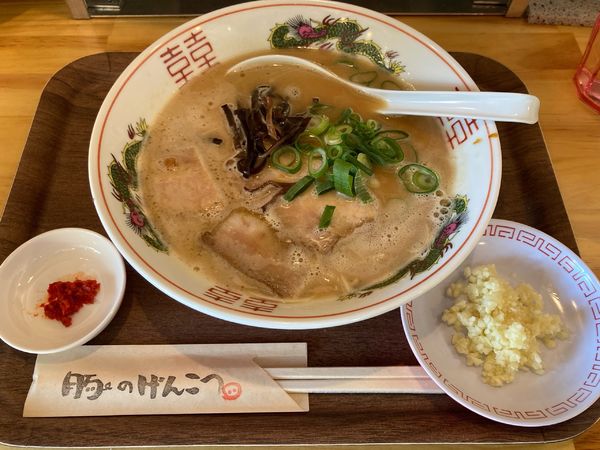 「豚骨ラーメン680円+半ライス100円」@麺処 豚のげんこつの写真