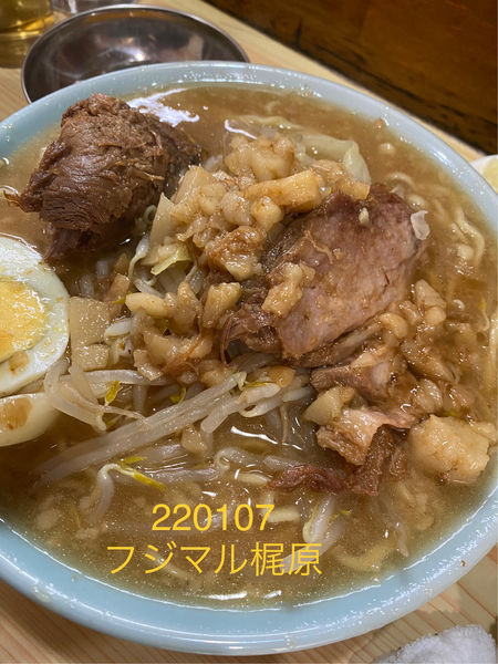 「ラーメン半分　サービス生玉子　980」@ラーメン富士丸 明治通り都電梶原店の写真