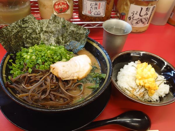 「ラーメン700円(トピ:万能ネギ150円キクラゲ80円)」@柏 王道家の写真