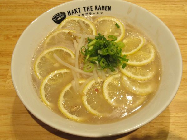 「レモンラーメン（820円）＋平打ち変更（30円）」@MAKI THE RAMENの写真