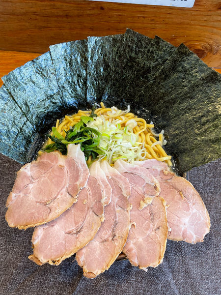 「家系チャーシュー麺特盛　海苔増し」@替玉無双 豚ざむらいの写真