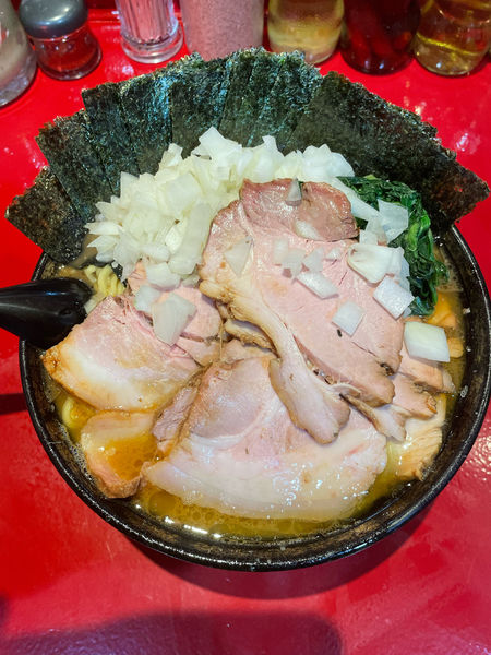 「中盛りチャーシュー麺　海苔、玉ねぎ、チャーシュー３枚増し」@厚木家の写真