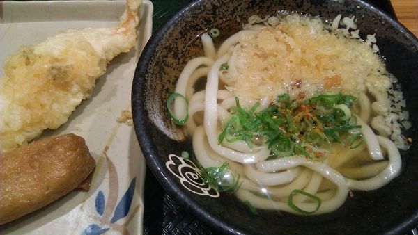 「かけ（小） 240円＋とり天 150円＋ごまいなり 110円」@はなまるうどん 浅草橋駅前店の写真