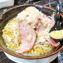 やんちゃな中華そば（大盛 特製トッピング 背脂増し）