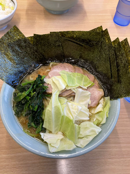 「醤油チャーシュー麺中盛り　　海苔」@吉田家 本店の写真