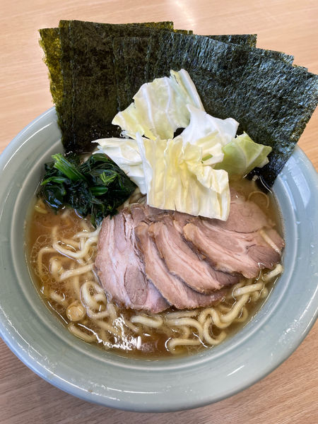 「醤油チャーシュー麺中盛り　海苔増し」@吉田家 本店の写真