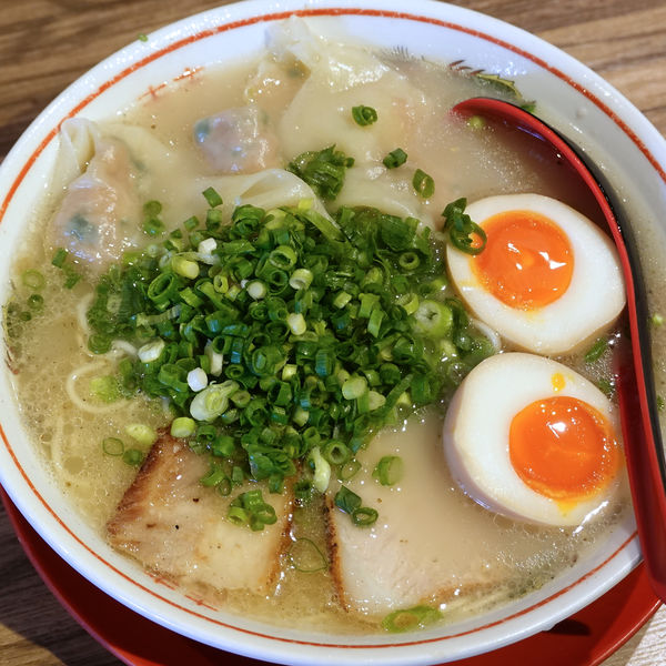 「元祖ワンタンメン 800円 + 煮たまご クーポン利用」@博多荘の写真