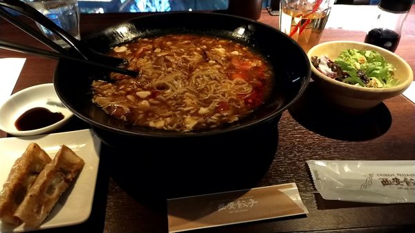 「パクチー抜き酸辣麺セット（餃子、サラダ）　クーポンドリンク」@西安餃子 大井町アトレ店の写真