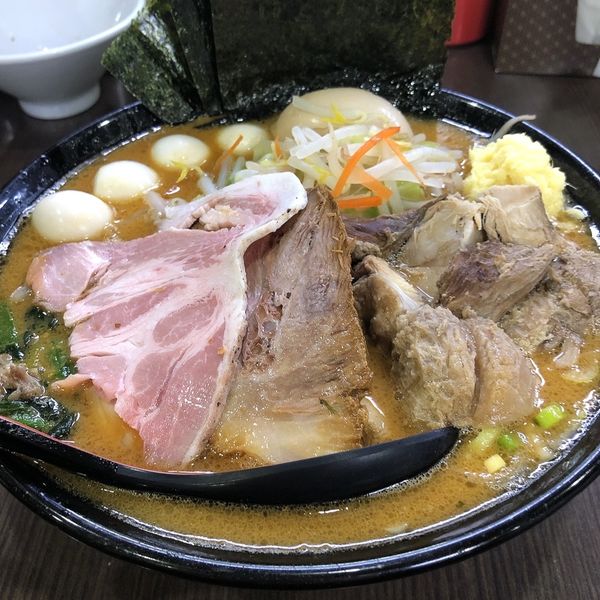 「期間限定味噌ラーメン980円　ウズラ、煮卵、ぶつ切りチャーシュー」@横浜家系ラーメン 源絆家の写真