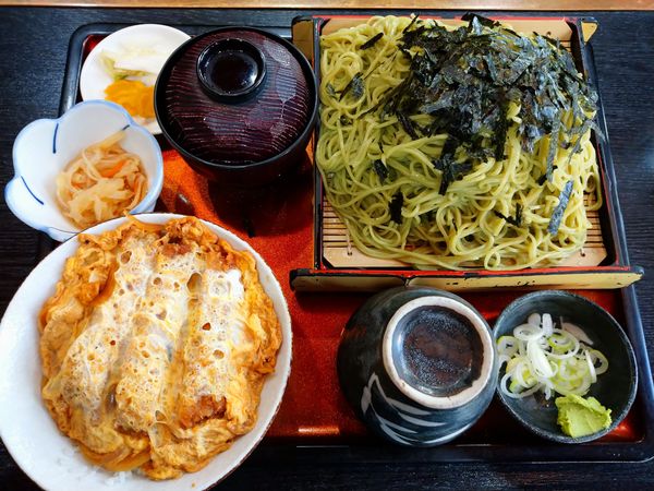 「ミニかつ丼セット（1,100円）＋大盛り（150円）」@手打蕎麦処 やぶ久 羽田総本店の写真