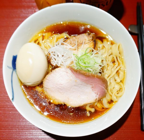 「醤油(中太手もみ麺)＋味玉＋エビスビール」@麺 みつヰの写真
