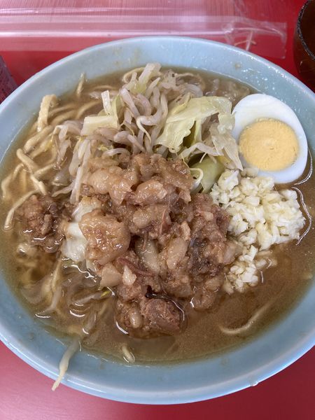 「麺半分生卵付き、ニンニク、ブタカスアブラ」@ラーメン富士丸 東浦和店の写真