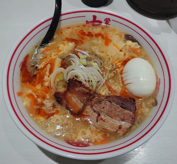 「【限定】酸辣湯麺+玉子、チャーシュー(990円)」@蒙古タンメン 中本 川越店の写真