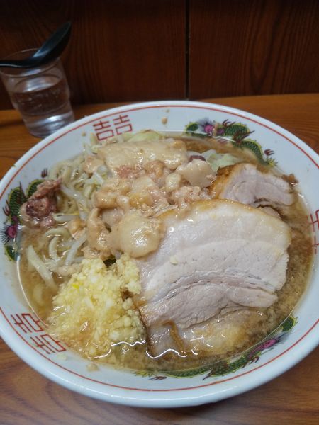 「ラーメン850円(麺少なめ・ヤサイ少なめニンニクアブラ)」@ラーメン二郎 亀戸店の写真