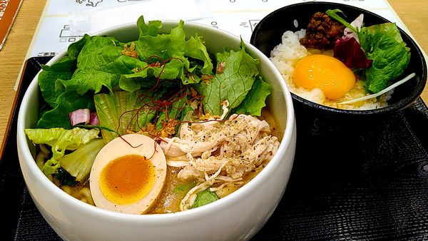 「鶏白湯しょうゆそば+大盛り+肉みそ玉子かけごはん」@蔭山樓 ららぽーと富士見店の写真