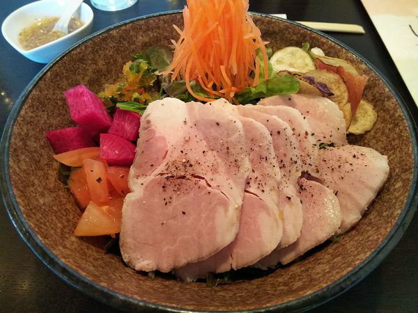 「サラダめん×ぶた　※ドレッシング：オリジナルしおドレッシング」@やさいとめんのお店 Vege Supoの写真