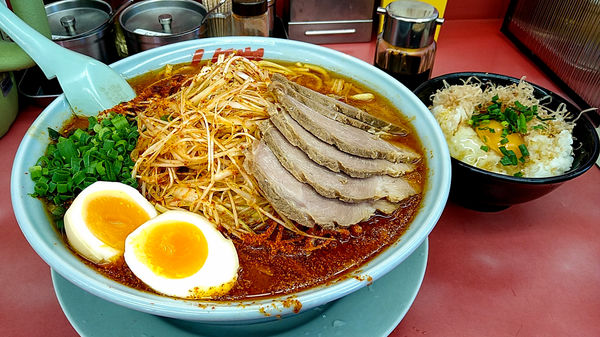 「ウルトラ激辛ラーメン+味玉+白髪ネギ+豚+玉子かけごはん　他」@ラーメン山岡家 瑞穂店の写真