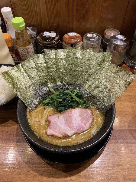 「豚骨醤油680円 海苔100円 ライス大盛り(無料)」@らーめん三郷家の写真