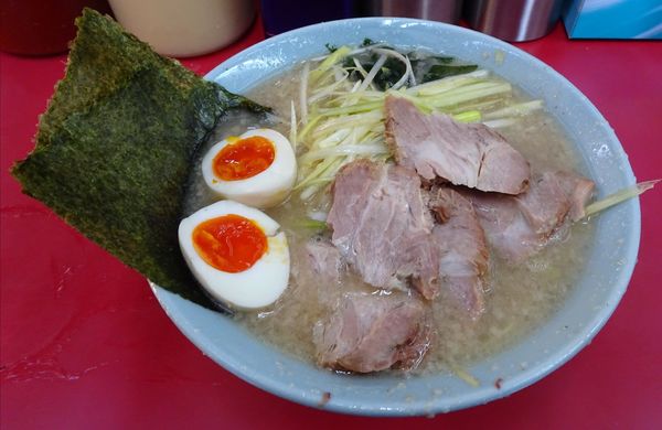 「ネギチャーシューメン（840円）＋味付玉子（60円）」@ラーメンショップ 牛久結束店の写真