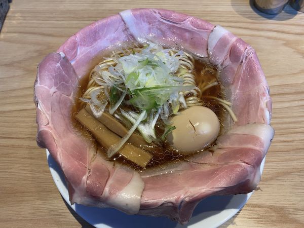 「ピストル（チャーシュー5枚）＋半熟煮卵（無料）」@ラーメン大戦争 神田店の写真