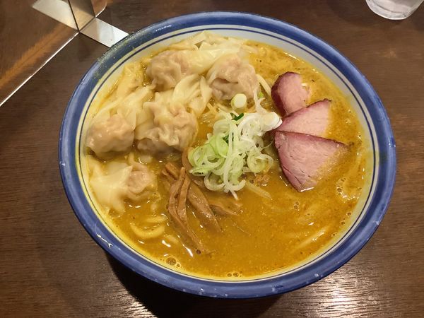 「【秋冬限定】味噌カレーらーめん+大盛+わんたん」@麺屋 はやしまるの写真
