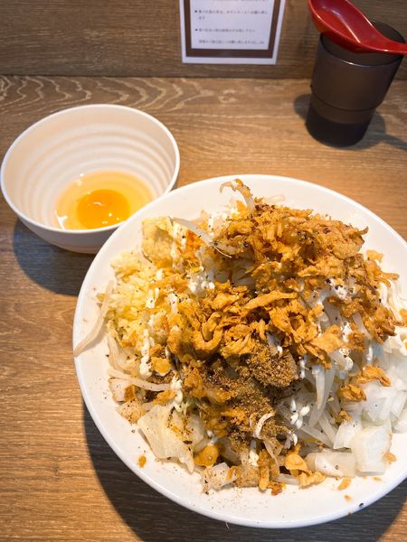 「汁なし180ｇ 生卵玉ねぎ」@麺屋 浜一の写真