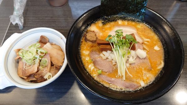「味噌ラーメン 830円 + チャーシュー丼 300円」@ラーメンつけ麺 奔放の写真