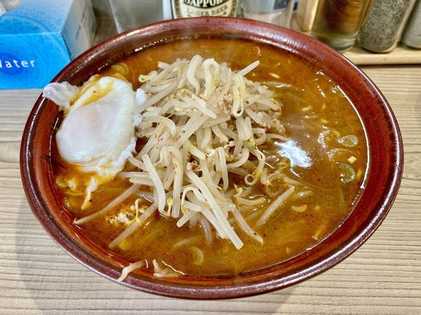「サッポロ赤星＋チャーシュー皿→辛味噌らーめん＋もやし＋半熟卵」@らーめん 高尾の写真
