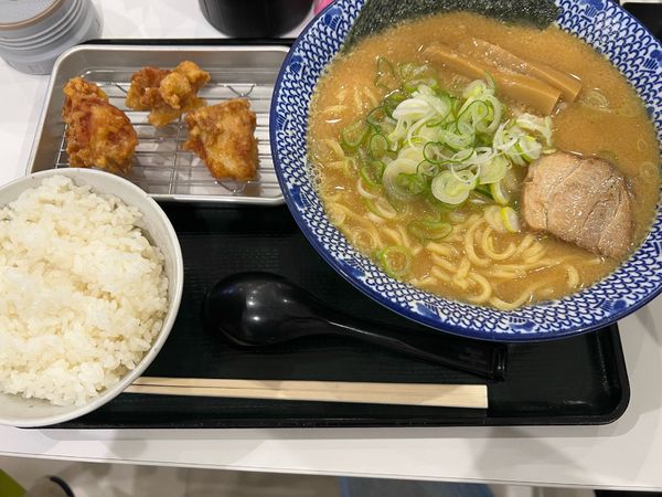 「みそ中華唐揚げ3個定食　979円　麺大盛り無料」@麺や蔵間 イオンモール大高店の写真