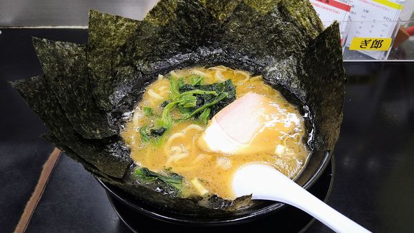 「とんこつ醤油ラーメン(太麺･麺硬め･味濃いめ)+海苔」@らーめん ぎょうてん屋 町田店の写真
