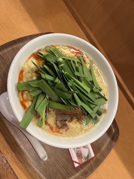 「限定　牛すじ煮入りニラ塩麺(太麺)1000円」@家族のらーめん食堂 はないち 春日町店の写真