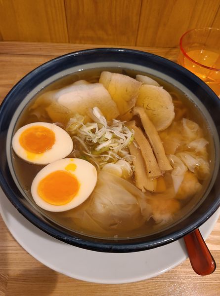 「ワンタンメン(煮玉子入)¥950」@ワンタンメンの満月 三鷹店の写真