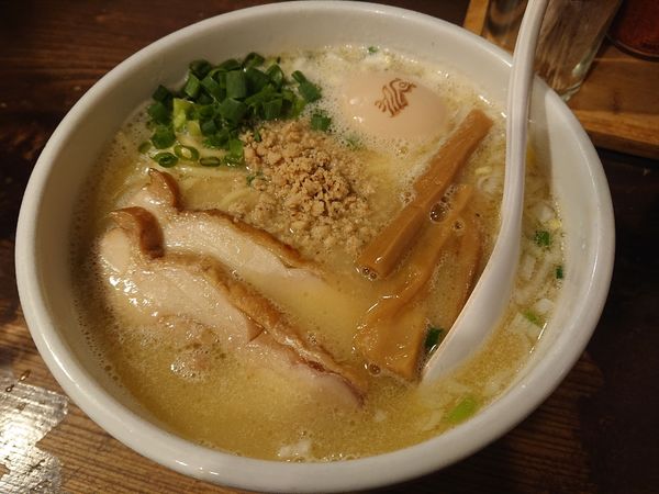 「白鶏ラーメン大盛玉子のせ（９４０円）」@鶏の穴の写真