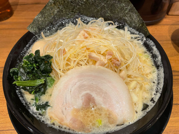 「ネギラーメン　塩」@横浜家系ラーメン 春吉家 天神三丁目店の写真