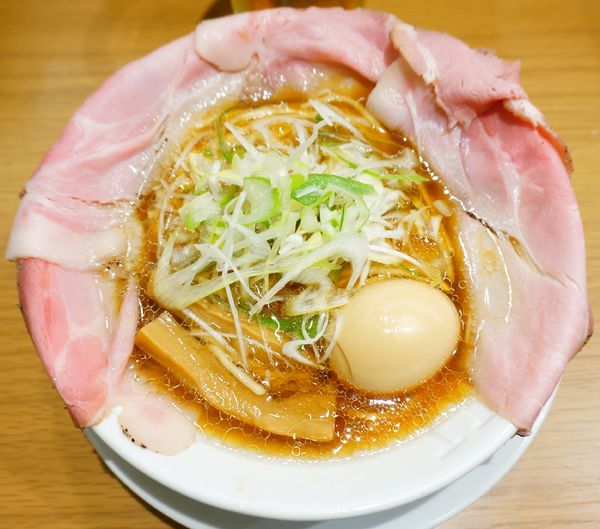 「ピストル＋半熟煮玉子(サービス)＋ヒューガルデンホワイト生」@ラーメン大戦争 神田店の写真