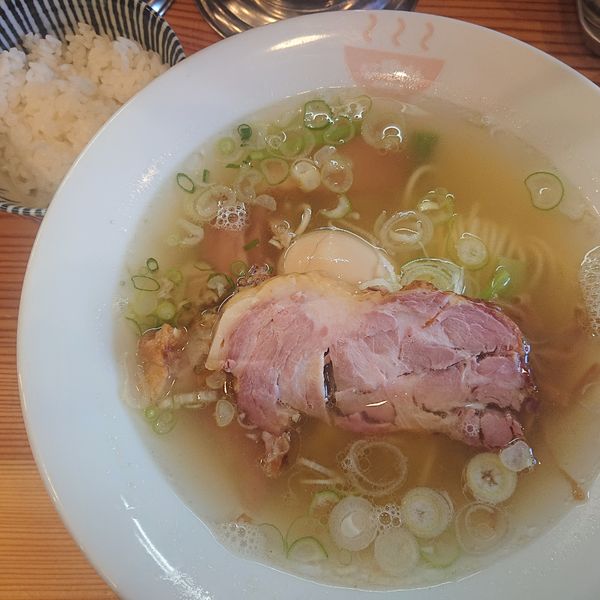 「塩らぁめん味玉子入り1050円、ライス100円」@公園前の写真