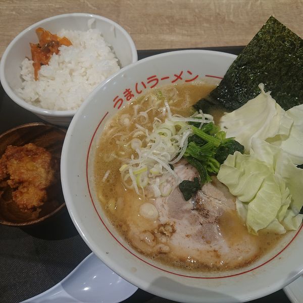 「うまいラーメン(並)830円、ライス100円、唐揚げ80円」@うまいラーメン 松楅 ウェルディ長泉店の写真