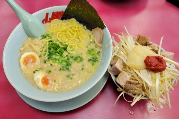 「プレミアム塩とんこつ 890円」@ラーメン山岡家 小山田間店の写真