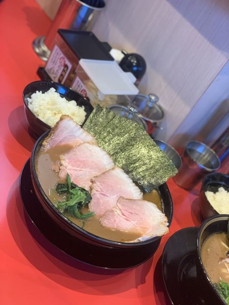 「ラーメン大盛りチャーシュー海苔追加」@横浜家系ラーメン 大﨑家の写真