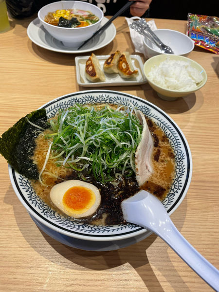 「黒マー油醤油とんこつ」@丸源ラーメン 市川大野店の写真