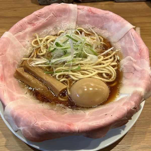 「関西出汁醤油ラーメン ピストル・無料替玉・半熟煮卵」@ラーメン大戦争 神田店の写真