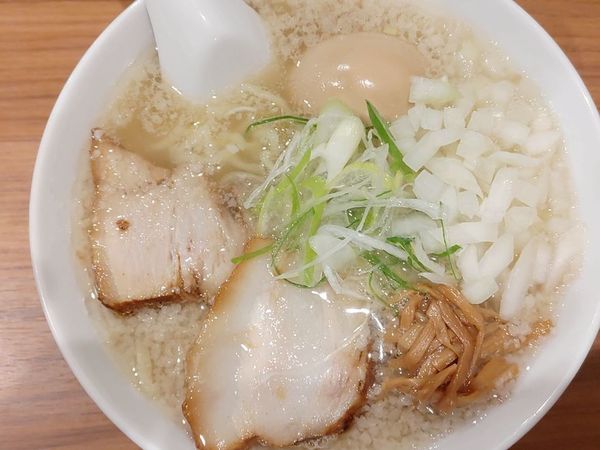 「珀（背脂あり）＋煮卵＋玉葱」@喜多方食堂 山海の写真