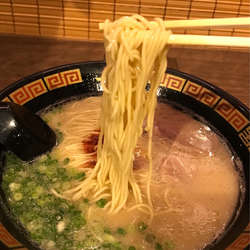 ラーメン　こってりにんにく1片青ネギあと普通