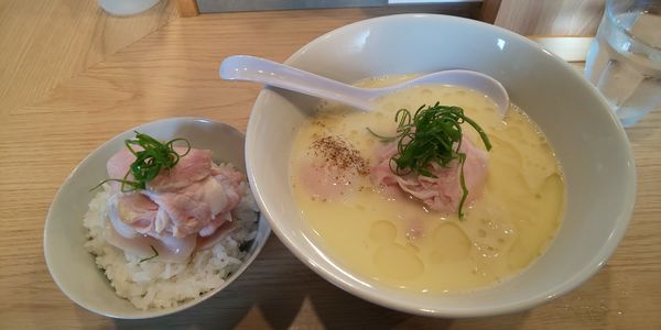「白トリュフオイル香る鶏白湯麺・ローストポークごはん」@らーめんMAIKAGURAの写真