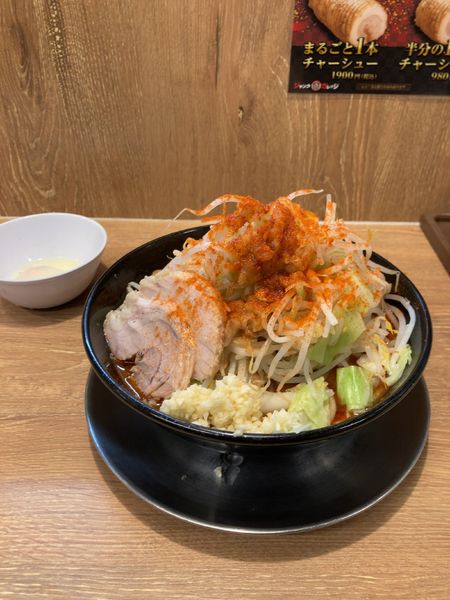 「冬の風物詩埼玉辛い味噌ラーメン　ニンニクW野菜増し油少」@ジャンクガレッジ 越生店の写真